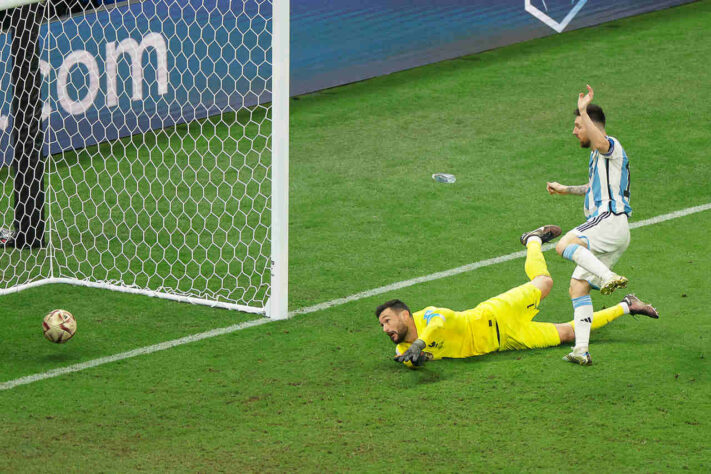 A Argentina voltou a pressionar na prorrogação e conseguiu voltar a ter vantagem. Aos três minutos do segundo tempo da prorrogação, Lautaro Martínez chuta, Lloris defende e Messi marca no rebote.