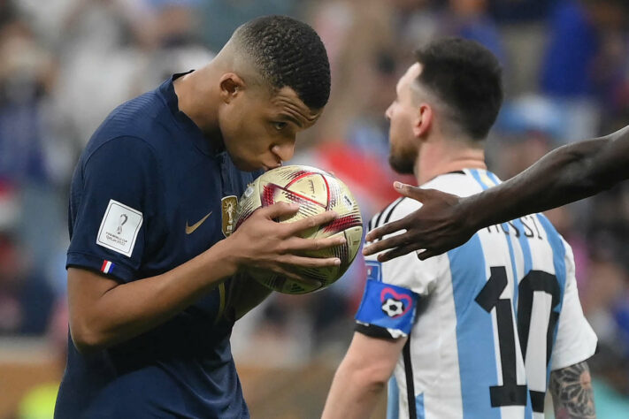 A França teve momentos oscilantes, mas soube lutar até o fim pelo título da Copa do Mundo. Na eletrizante decisão neste domingo, os franceses viram na marca de cal o sonho do tricampeonato parar na Argentina após empate por 3 a 3 no tempo normal e 4 a 2 nas penalidades. Veja as avaliações do LANCE! para a França. (Por Vinícius Faustini - faustini@lancenet.com.br)