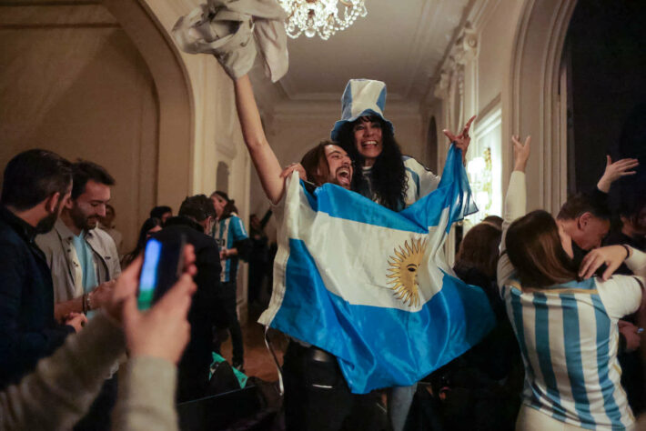 Torcedores exibiam, com orgulho, bandeiras dos novos campeões mundiais.