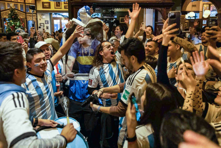 Com a benção de Maradona, dezenas de torcedores se reuniram para torcer juntos pela seleção argentina, 