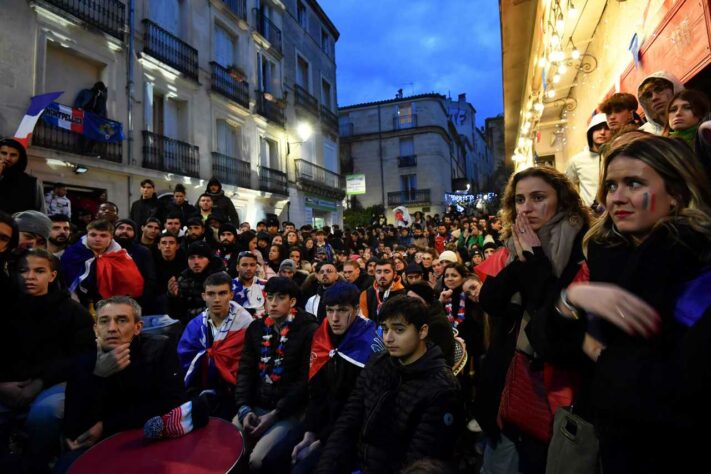 A tristeza da torcida francesa após a derrota na final. 