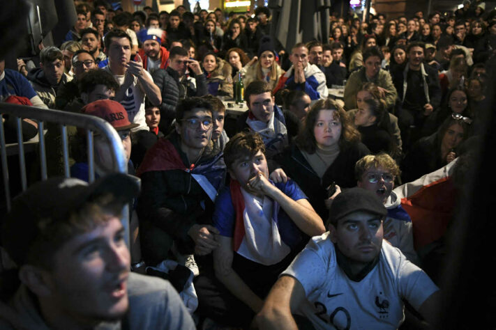 A tristeza da torcida francesa após a derrota na final. 