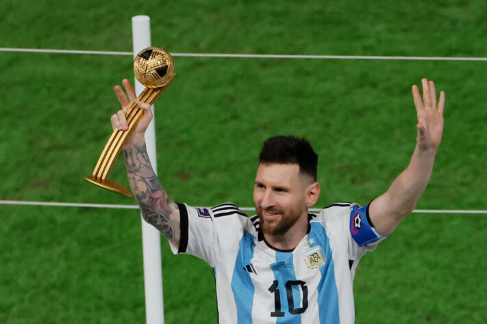 A Argentina conquistou o título da Copa do Mundo após bater a França nos pênaltis. Lionel Messi foi eleito o melhor jogador da competição. Foi a segunda vez que o argentino levou esse prêmio, a outra vez foi no vice-campeonato em 2014. Veja uma lista dos atletas que já receberam este prêmio. 