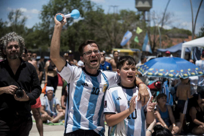 Duas gerações de argentinos, cantando e vibrando com a camisa do grande ídolo Messi. 