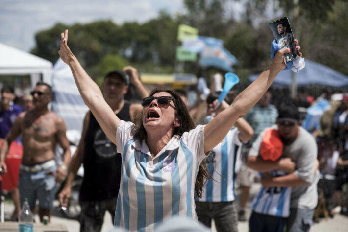 A torcedora argentina vibrava com mais uma grande atuação de Messi em Copas do Mundo. 