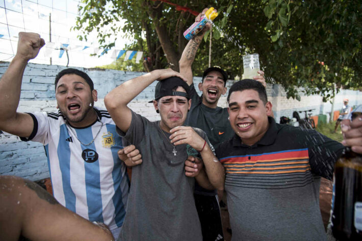 Torcedores argentinos se emocionaram com o gol de Montiel, a última cobrança na disputa de pênaltis. 