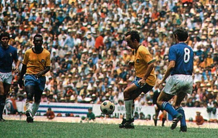 Novamente, uma final envolvendo continentes diferentes teve a Seleção Brasileira na disputa. O jogo valia o primeiro tricampeonato mundial, e o esquadrão de Zagallo goleou a Itália por 4 a 1: gols de Pelé, Gérson, Jairzinho e uma obra de arte de Carlos Alberto Torres para fechar o placar.