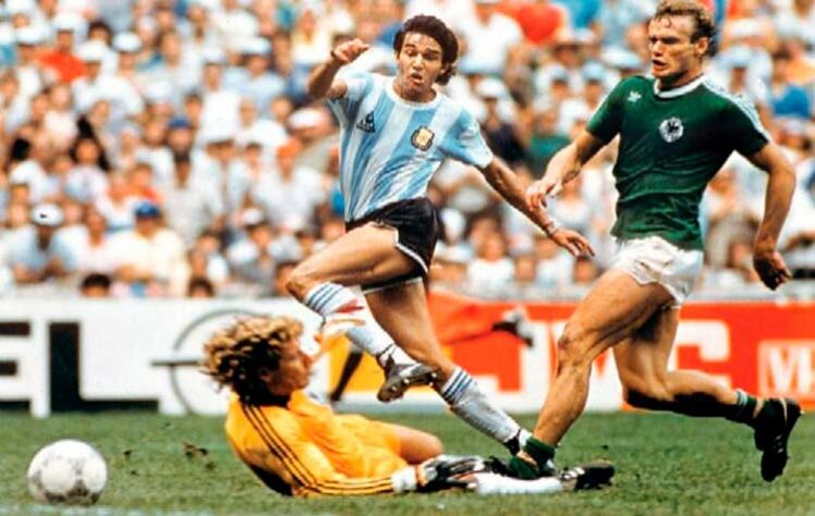 Dessa vez a Argentina chegava ao mundial liderada por Diego Maradona, que encantava o mundo com seus dribles e arrancadas. Do lado alemão, uma seleção talentosa, mas ainda em formação, comandada pelo gênio Franz Beckenbauer. Melhor para o sul-americanos, que conquistaram sua segunda estrela e, até então, a última.