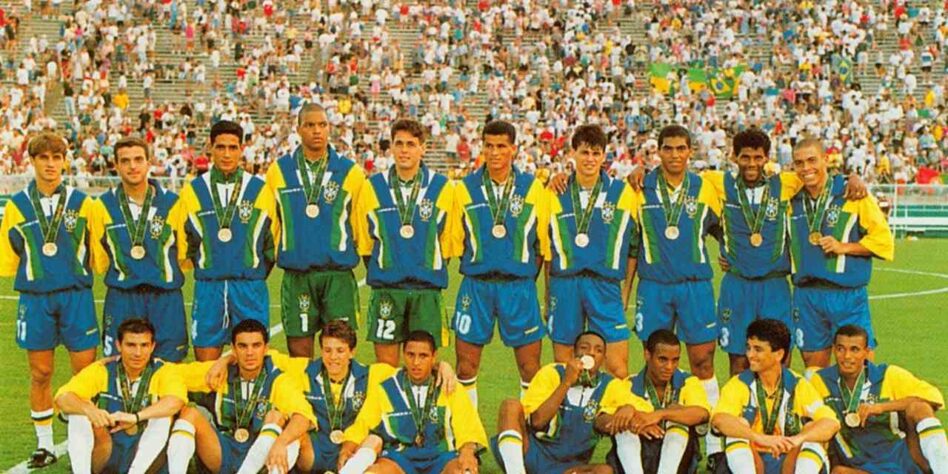 Brasil 0x1 Japão - Jogos Olímpicos de 1996: a seleção que conquistou medalha de Bronze no torneio era comandada por Zagallo, que levou uma série de jogadores marcantes dos anos 90 e 2000: Dida, Roberto Carlos, Ronaldo, Rivaldo, Bebeto, Sávio... era muita qualidade reunida! Mas a seleção japonesa fez questão de acalmar a empolgação brasileira com a vitória - a primeira da história em cima do Brasil - logo no jogo de estreia. 