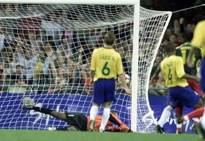 Brasil 1x0 Japão - Jogos Olímpicos de 2000: uma seleção marcada pela eliminação diante de Camarões na fase quartas de final, mas que tinha jogadores muito promissores. Athirson. Alex, Ronaldinho Gaúcho e Roger Flores faziam parte do grupo comandado por Vanderlei Luxemburgo.