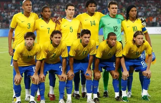 Brasil 3x0 China - Jogos Olímpicos de 2008: Diego e Thiago Neves marcaram os gols da partida, válida pela fase de grupos do torneio Olímpico. Essa equipe era comandada por Dunga e foi medalha de bronze no torneio. Ronaldinho Gaúcho, Marcelo, Alexandre Pato, Ramires, Hernanes e Jô eram alguns nomes dessa equipe. 