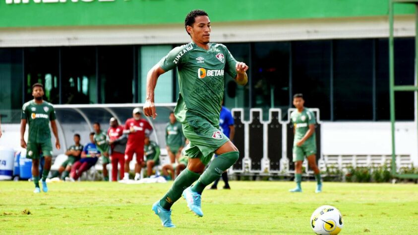 FECHADO - O Fluminense acertou o empréstimo do volante Edinho e do atacante Gabryel Martins. As crias de Xerém se juntam a Davi Alves e vão disputar o Campeonato Carioca vestindo a camisa do Bangu. A informação foi publicada primeiramente pelo "ge" e confirmada pelo LANCE!.