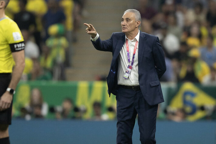 Tite orienta a equipe à beira do campo.