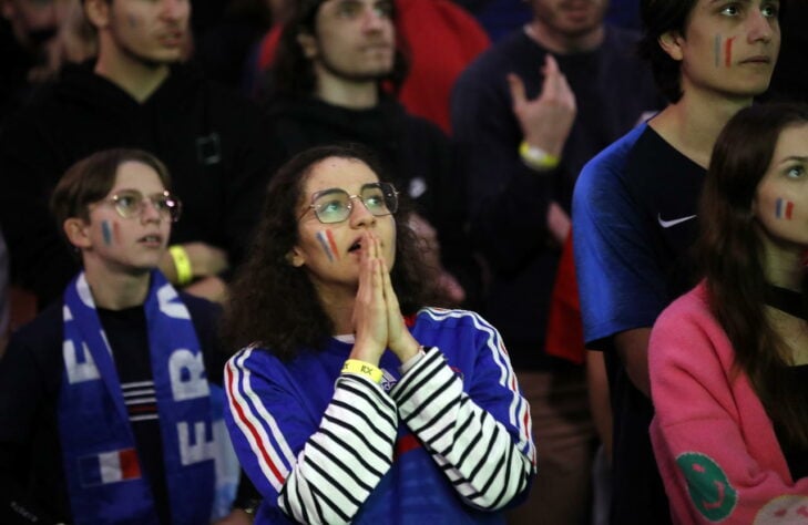 A tristeza da torcida francesa após a derrota na final. 