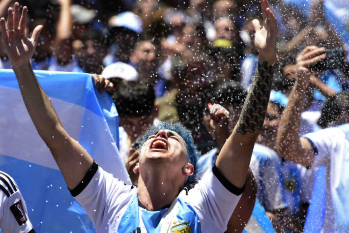 O torcedor ergue os braços e agradece aos céus por ver sua seleção ser campeã mundial. 