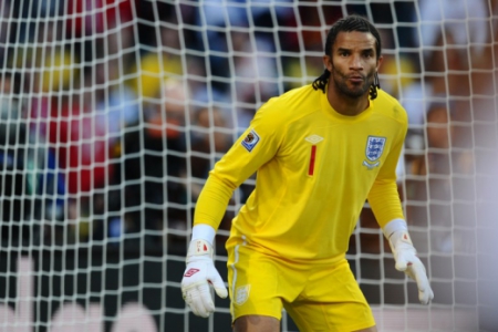 David James (Inglaterra) - 39 anos e 11 meses / Atingiu a marca no jogo Inglaterra 1x4 Alemanha, pela Copa de 2010.