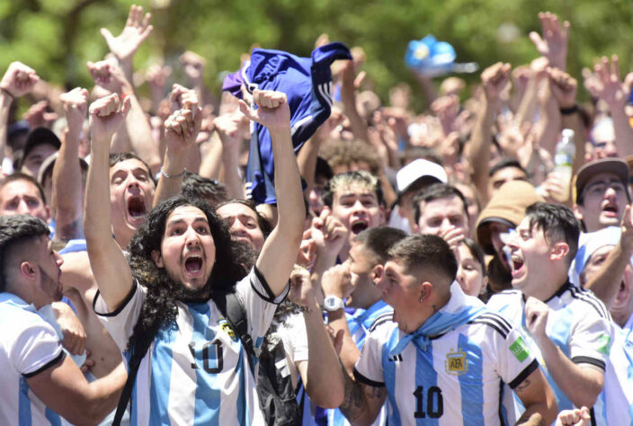 Um mar azul e branco vibrava pela vitória da equipe de Scaloni e Messi.