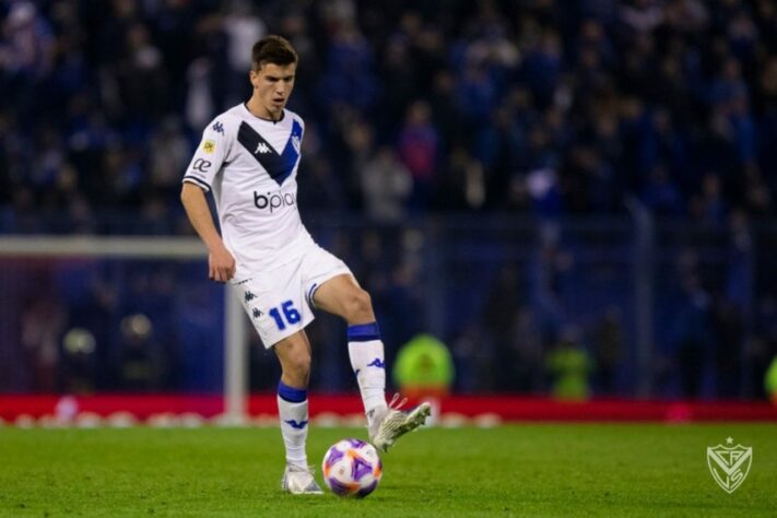 ESQUENTOU - O Manchester City pode contratar mais uma promessa argentina. Segundo relatou o jornalista Fabrizio Romano,  meio-campista Máximo Perrone, atleta formado na base do Vélez Sarsfield, é nome que agrada aos Citizens há bastante tempo.