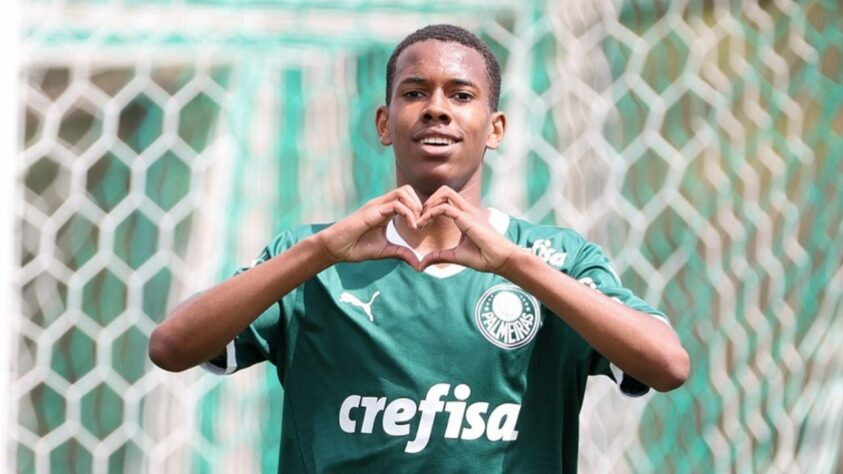 FECHADO - O Palmeiras acertou as bases contratuais com os agentes de Estevão, joia de 15 anos, e anunciou que o jogador vai firmar seu primeiro vínculo profissional com o clube quando ele completar 16 anos — em 24 de abril de 2023.