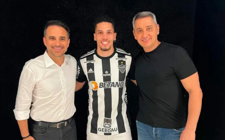 FECHADO - O Atlético-MG anunciou a contratação do atacante Paulinho, de 22 anos, que foi revelado pelo Vasco e estava no Bayer Leverkusen, da Alemanha. Nas redes sociais, o Galo fez publicação com uma imagem do jogador como um "flecheiro", em alusão à comemoração de Paulinho quando marca gols.