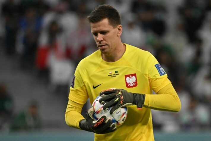 ESFRIOU - O recente investimento no futebol árabe que está atraindo diversas estrelas do futebol europeu não é tão bem visto por outros jogadores. Aos 33 anos, Szczesny, goleiro da Juventus, da Itália, descartou qualquer possibilidade de transferência para a Arábia Saudita. Em entrevista ao canal 'TVT Sport', o polonês contou sobre o motivo que a Liga Saudita não atrai os 'olhos' e reforçou a felicidade de estar defendendo o clube italiano. “Dinheiro não me falta na vida. Já ganhei muito dinheiro na minha carreira. Prefiro desafios divertidos, e defender o gol da Juventus é o mais legal que posso ter. Estou ligado a este clube, e eles me querem aqui” afirmou o guarda-redes.