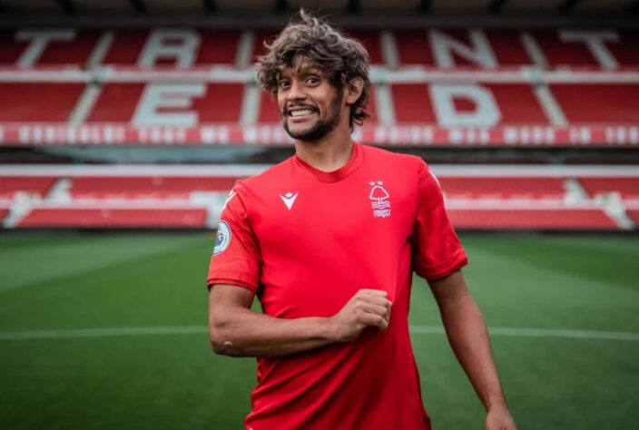 FECHADO - Gustavo Scarpa, ex-jogador do Palmeiras, foi apresentado pelo Nottingham Forest (Inglaterra). O contrato do meia com o Verdão se encerrava em dezembro deste ano e, por isso, pôde se transferir de graça ao assinar um pré-contrato com a equipe inglesa. O Nottingham Forest está atualmente na 18ª colocação da Premier League.