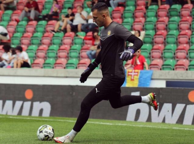 FECHADO - O Fluminense acertou a contratação do goleiro Vitor Eudes, de 24 anos, do Marítimo, de Portugal. O jogador chega por empréstimo para o lugar de Marcos Felipe, que vai defender o Bahia na próxima temporada. A informação foi divulgada pelo jornalista Sérgio Guimarães, da "Rádio Tupi", e confirmada pelo LANCE!.