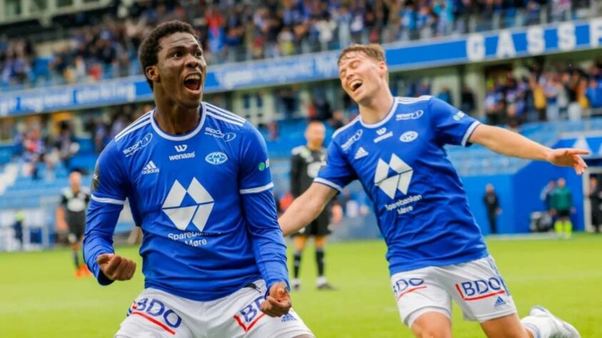 FECHADO - O Chelsea anunciou um princípio de acordo pela contratação do centroavante David Datro Fofana a partir do dia 1º de janeiro de 2023. O jogador de 20 anos vinha sendo um dos grandes destaques do Molde FK, da Noruega, após ter sido contratado em fevereiro de 2021 junto ao Abidjan City, da Costa do Marfim.