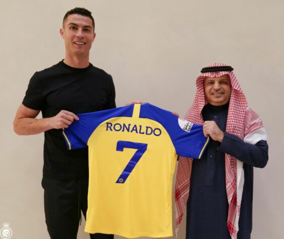 1º lugar:  CRISTIANO RONALDO (Al-Nassr) - 213 milhões de dólares anuais (R$ 1,1 bilhão)