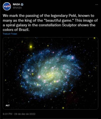 A NASA, Agência Espacial dos Estados Unidos, homenageou Pelé de uma maneira diferente: em suas redes sociais, o órgão postou a imagem de uma galáxia em espiral com as cores verde e amarelo.