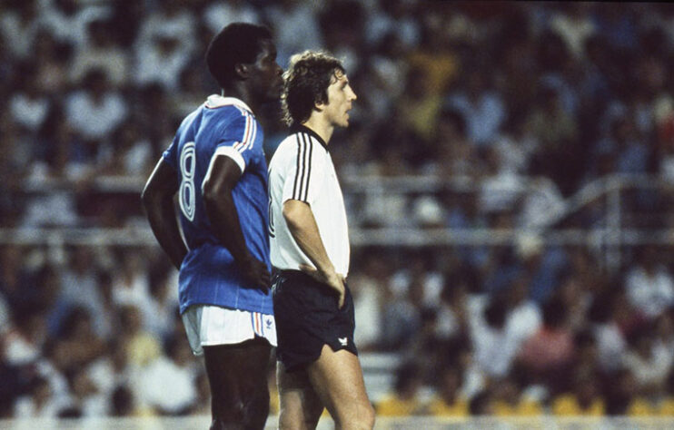 A primeira grande geração francesa, comandada por Platini, passou muito perto de disputar uma final de Copa do Mundo em 1982. No tempo normal, as equipes empataram por 1 a 1, mas, na prorrogação, um festival de gols trouxe emoção à partida: Tréssor e Giresse fizeram dois para os franceses em um intervalo de seis minutos. Perdendo por 3 a 1, o treinador Jupp Derwall se viu obrigado a utilizar Rumenigge, grande astro da Alemanha na época, estava machucado e, portanto, na reserva. Cinco minutos após a entrada, o craque guardou o seu gol e, também em um intervalo de seis minutos, os alemães empataram a partida. Essa seria a primeira decisão por pênaltis na história das Copas, com vitória alemã e vaga na final diante da Itália. 