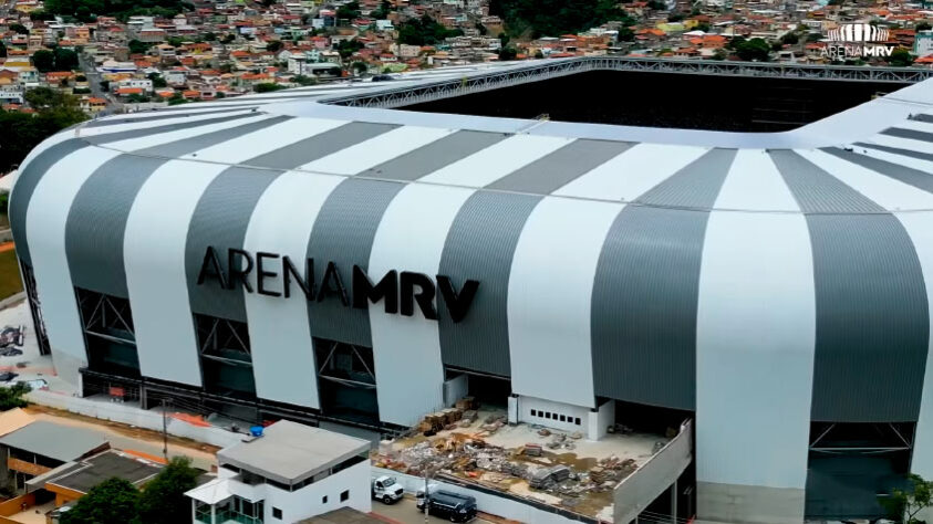 A espera do torcedor atleticano está próxima de acabar! Os trabalhos na Arena MRV, futura casa do Atlético Mineiro, seguem a todo vapor, visando a inauguração marcada para o dia 06 de maio de 2023. Há poucos dias, foi dado início a uma nova etapa das obras: o plantio do gramado. Veja fotos do andamento da construção do novo estádio do Galo: