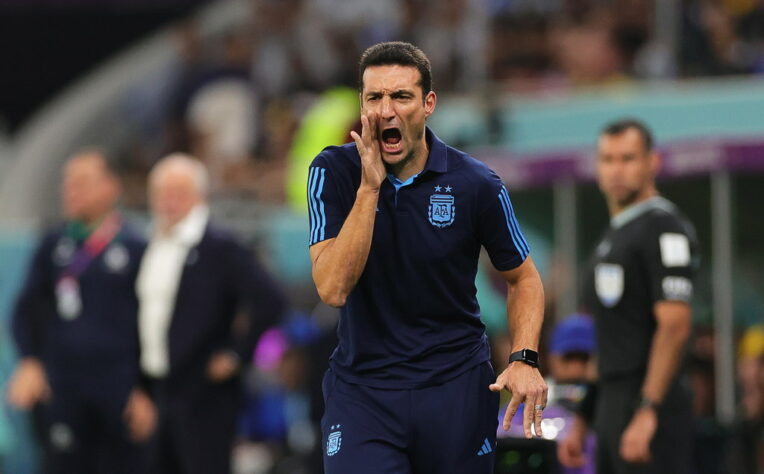 FECHADO - Vai ter mais quatro anos de Scaloneta. Assim ficou conhecida a seleção da Argentina, que conquistou a terceira Copa do Mundo, sob o comando de Lionel Scaloni. O treinador renovou seu contrato por mais quatro anos e vai ficar na seleção albiceleste até o fim da Copa do Mundo de 2026, de acordo com o jornalista argentino Juna Pablo Varsky.