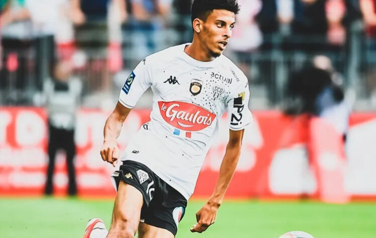 Azzedine Ounahi - 22 anos - meio-campista - clube onde joga: Angers - valor de mercado: 3,5 milhões de euros (aproximadamente R$ 19 milhões) - O jogador é figura presente no time e polivalente dentro de campo.