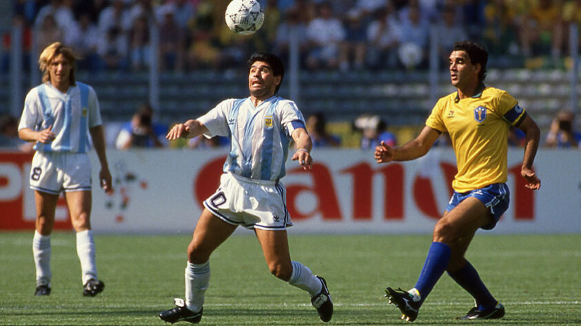 O ciclo para a Copa de 1990 foi conturbado, iniciando pela escolha de Sebastião Lazaroni como treinador da Seleção. Ao longo dos anos de preparação, atuações inconstantes e escolhas questionáveis fizeram com que a equipe não contasse com muita simpatia da torcida. Problemas internos, como brigas por divisão de premiação, também permeavam o ambiente. Por ironia do destino, nas oitavas de final, diante da Argentina, essa equipe cheia de problemas fez seu melhor jogo no Mundial, criando inúmeras chances claras para marcar. Mas após uma arrancada genial de Maradona, a Argentina matou o jogo com gol com gol de Caniggia, tirando o Brasil do Mundial ainda nas oitavas.