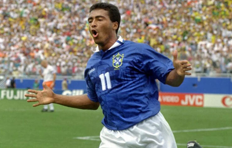 O primeiro tempo da partida não foi dos melhores, mas o segundo tempo foi digno de entrar na lista: Romário e Bebeto colocaram o Brasil à frente com um gol cada, aos 7 e 17 minutos da segunda etapa. Bergkamp marcou dois minutos depois de Bebeto, colocando a Holanda novamente no páreo. Aos 31, Winter empatou para a Holanda, o que levaria a partida para a prorrogação. Faltando 9 minutos para o final do jogo, Branco, lateral contestado pela sua forma física, e que substituía o suspenso Leonardo, cobrou uma falta da intermediária com muita força, no canto do goleiro De Goey, para classificar o Brasil. O desvio de Romário para sair da trajetória da bola deixa esse gol ainda mais bonito. 