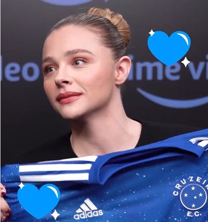 A atriz norte-americana Chloe Moretz chamou atenção nas redes sociais ao declarar sua torcida pelo Cruzeiro. Em conteúdo patrocinado da "Prime Video", a estadunidense posou com uma camisa do clube brasileiro. Além disso, exaltou a culinária de Minas Gerais e disse amar o Alviceleste.