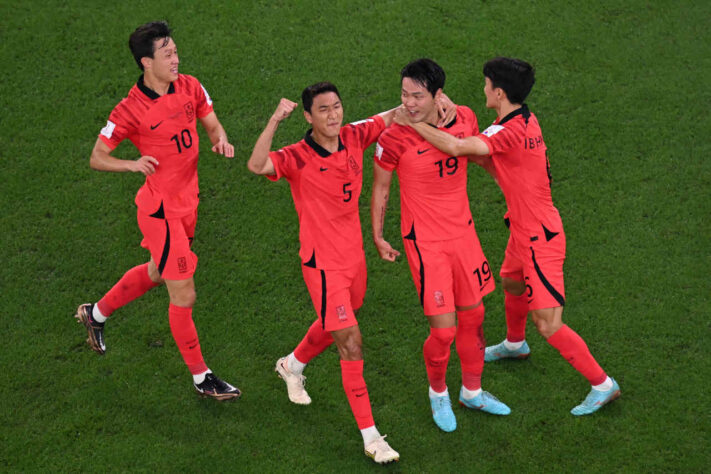 Coreia do Sul - Kim Young-Gwon marcou o gol dos sul-coreanos na partida e teve uma boa atuação ao lado de Son, que buscou o jogo para levar perigo ao gol de Portugal. Hwang Hee-Chan marcou o gol da classificação da seleção asiática / Desce: A defesa asiática concedeu espaços que não foram aproveitados pelo sistema ofensivo de Portugal.