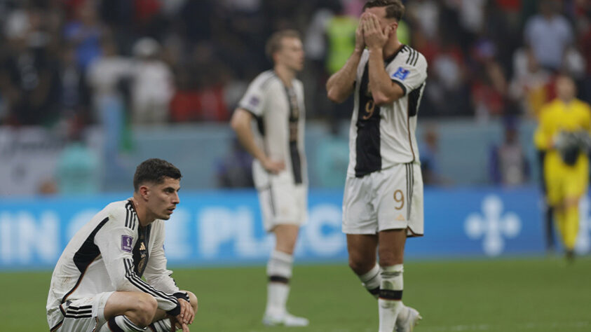 Que jogo! A Alemanha não teve vida fácil e chegou a ficar atrás do placar diante da Costa Rica, mas conseguiu virar e vencer a adversária por 4 a 2. Apesar do resultado, a seleção alemã não dependia apenas de suas forças para avançar e, com a vitória do Japão sobre a Espanha, está eliminada da Copa do Mundo na fase de grupos pela segunda vez consecutiva. Gnabry, Havertz, duas vezes, e Füllkrug marcaram pela Alemanha, enquanto Tejeda e Vargas diminuíram. Veja as notas (por Rafaela Cardoso).