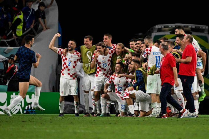 Croácia - Sobe: O meio de campo croata comandou as ações com Modric e Kovacic tocando bem a bola e construindo. Além deles, Gvardiol salvou a seleção com um desarme preciso em Lukaku. / Desce: O lado direito da defesa croata concedeu muitos espaços no segundo tempo, assim como o goleiro  Livakovic cometeu duas falhas e, por pouco, não comprometeu. 