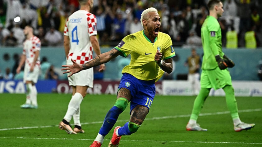 Com o gol marcado em Brasil x Croácia, o atacante Neymar chegou a 77 com a camisa da Seleção Brasileira e se igualou a Pelé como o maior artilheiro da história da Seleção Brasileira. Veja aqui o top 10 dos maiores artilheiros da Seleção!