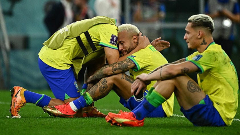 Neymar chora sentado no gramado.