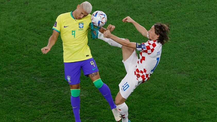 Jogo perigoso de Modric em disputa com Richarlison.