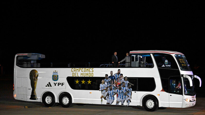 Ônibus aberto que levou os jogadores para o centro de treinamento e que será responsável pelo passeio no Obelisco, durante a tarde da terça-feira (20).