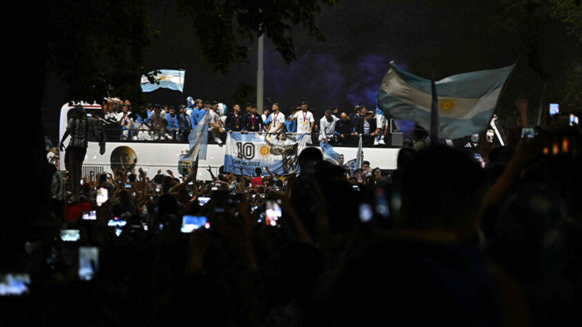 Após o desembarque, os jogadores seguiram para o alojamento da seleção em Ezeiza para descansar. No caminho, saudou a torcida.