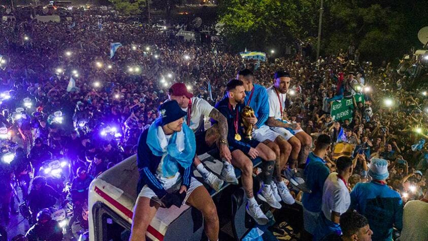 Jogadores observam a torcida.