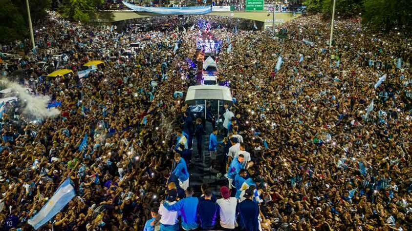 Milhares de pessoas esperam a seleção argentina no aeroporto.