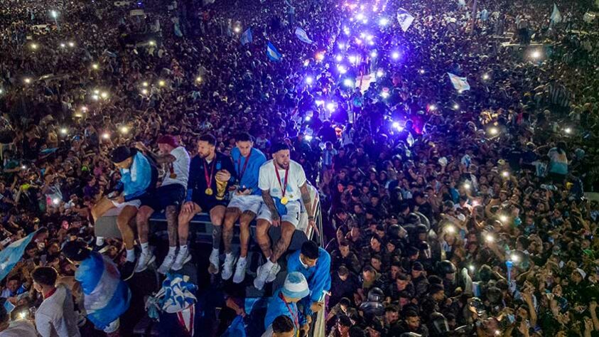 Multidão esperou para enaltecer a seleção argentina.