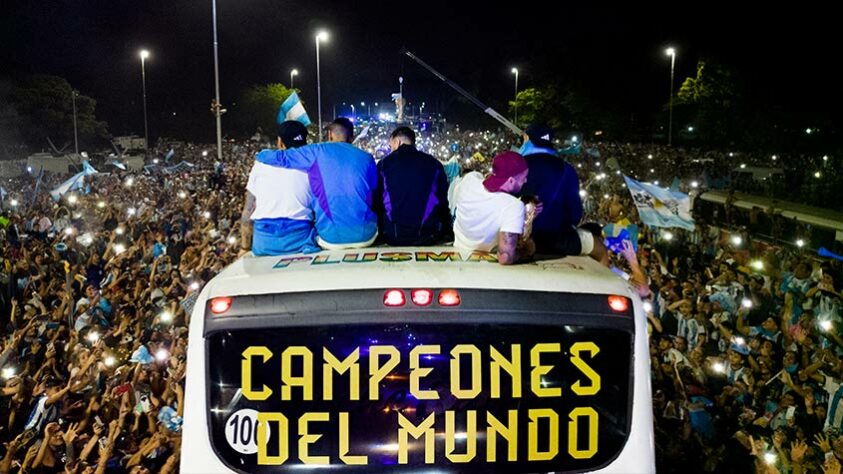 Ônibus da Argentina estampa: "Campeões do Mundo".