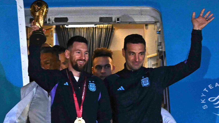 Scaloni e Messi acenam para os torcedores.